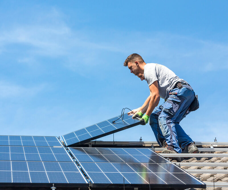 Construire une toiture photovoltaïque : une solution innovante pour les entreprises